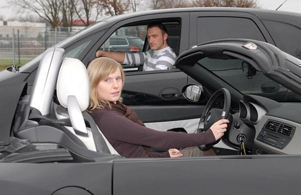 Frauen steigen aus Mini-Vans aus, Männer immer öfter ein.